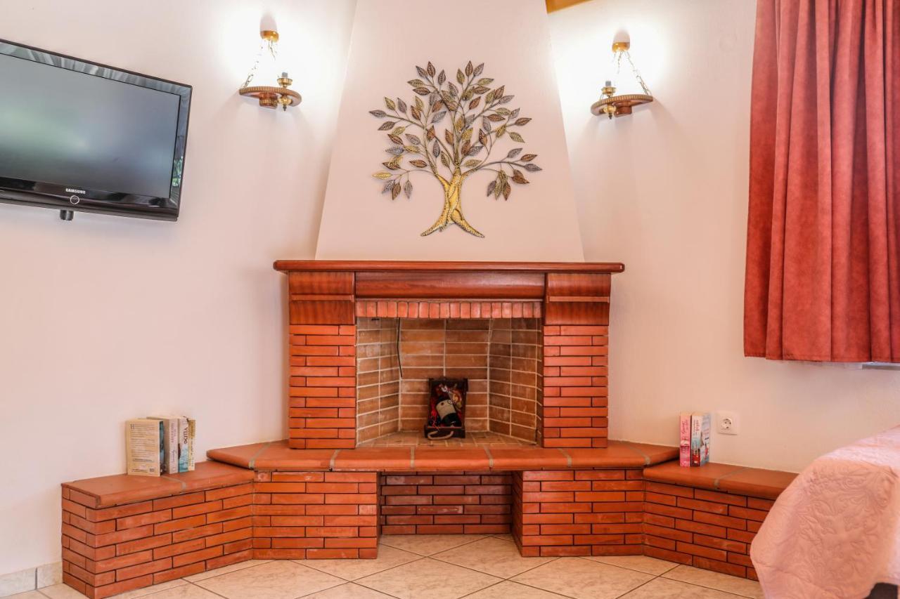 Villa Mitzelos Moni Evaggelistrias Bagian luar foto