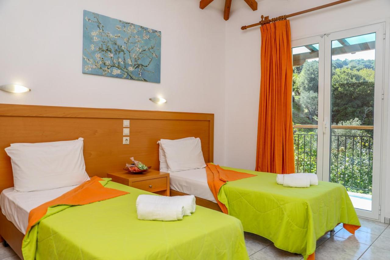 Villa Mitzelos Moni Evaggelistrias Bagian luar foto