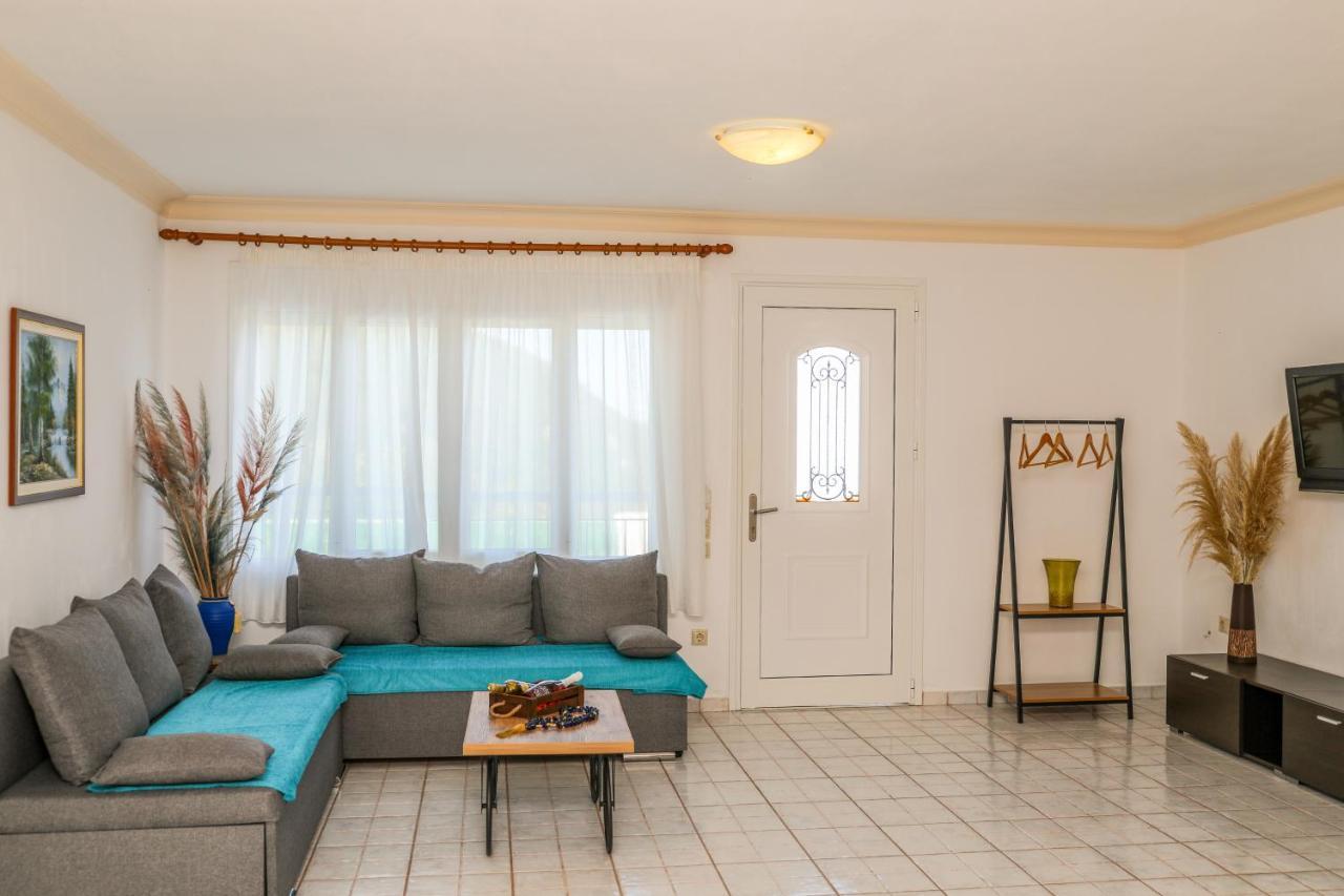 Villa Mitzelos Moni Evaggelistrias Bagian luar foto